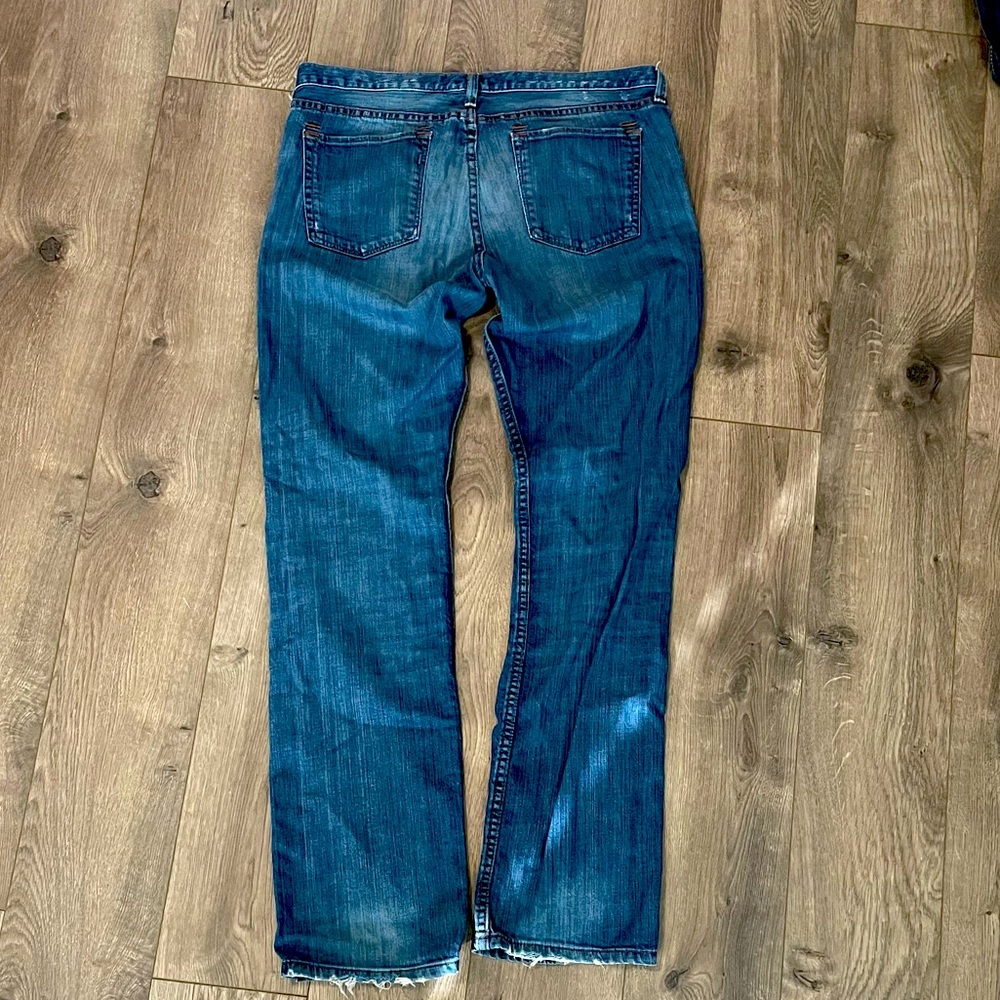 STRAIGHT LEG DENIM JEANS.